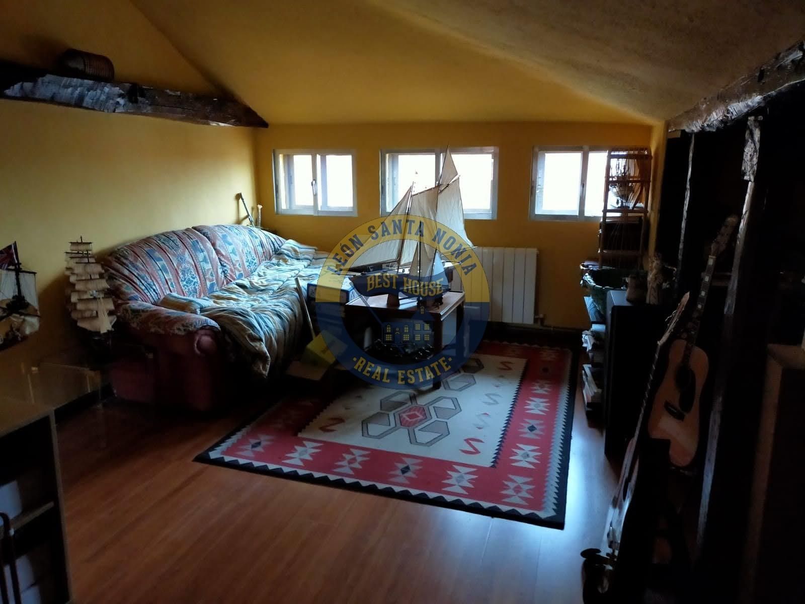 Sala d'estar de Dúplex en venda en León Capital  amb Calefacció i Traster