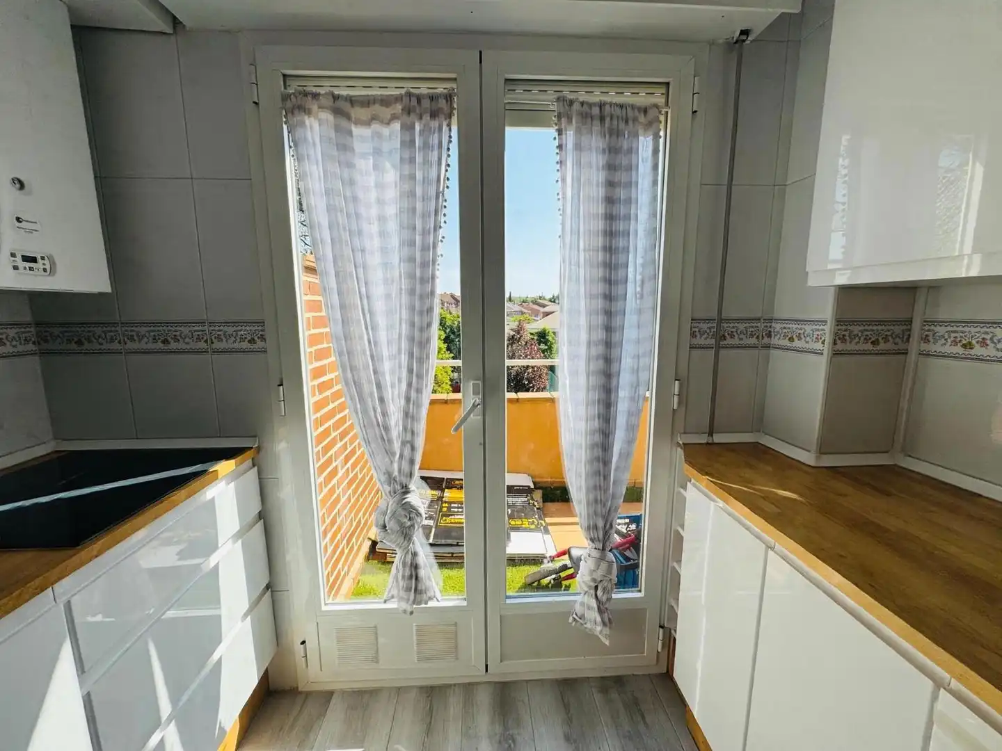Terrasse von Maisonette zur Miete in Sevilla la Nueva mit Heizung, Ofen und Gemeinschaftspool