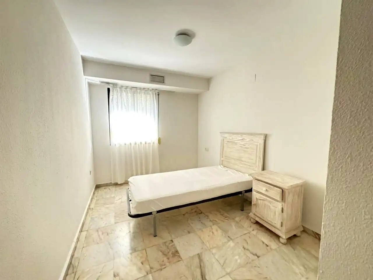 Schlafzimmer von Wohnung zur Miete in Cáceres mit Klimaanlage, Terrasse und Möbliert