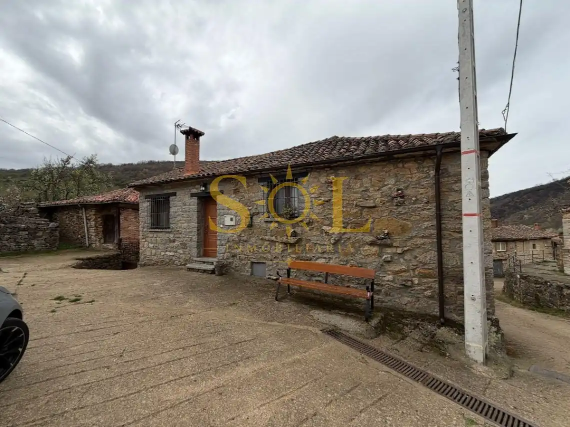 Vista exterior de Casa o xalet en venda en Los Barrios de Luna  amb Calefacció i Moblat