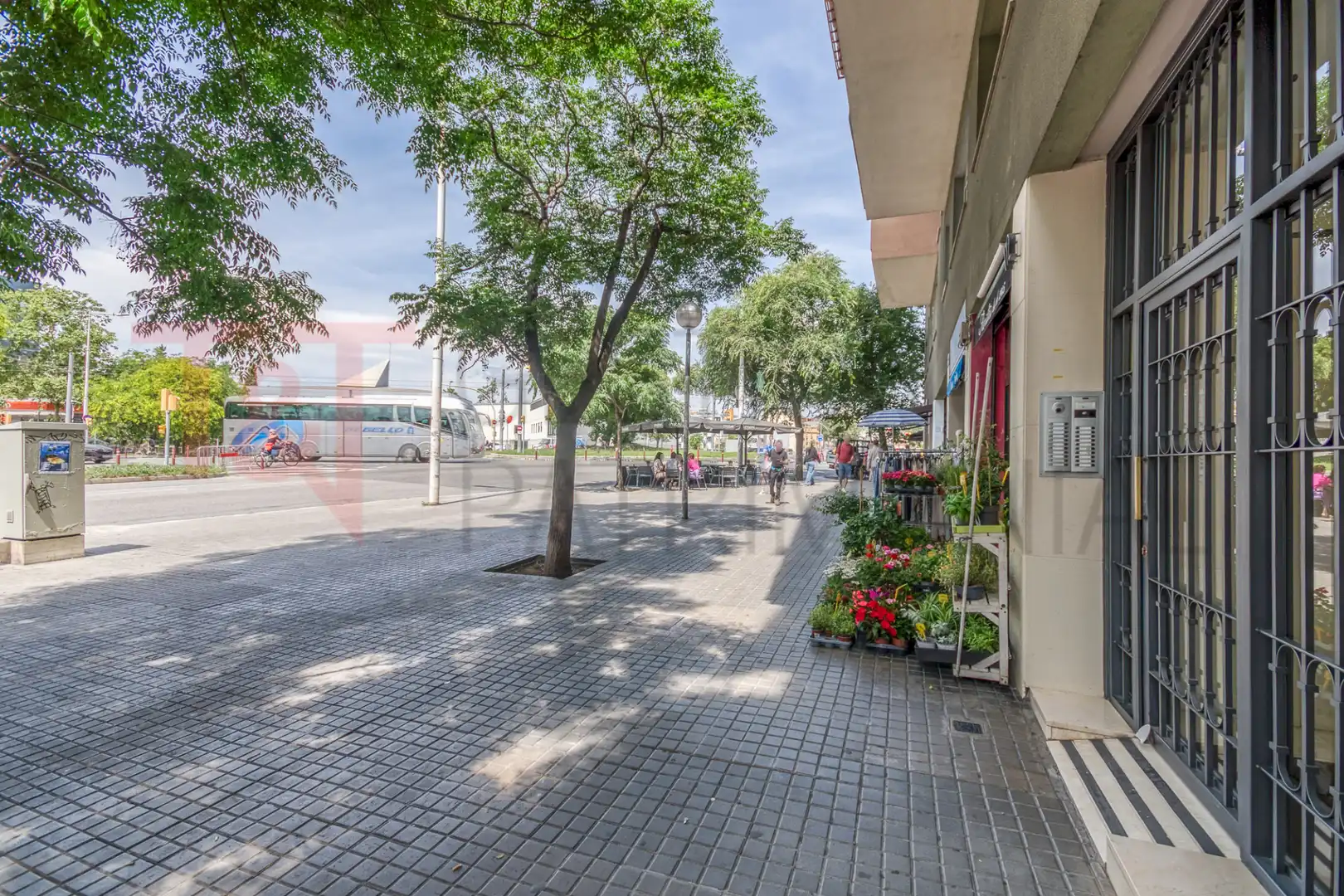 Vista exterior de Pis en venda en Barcelona amb Aire condicionat, Calefacció i Forn