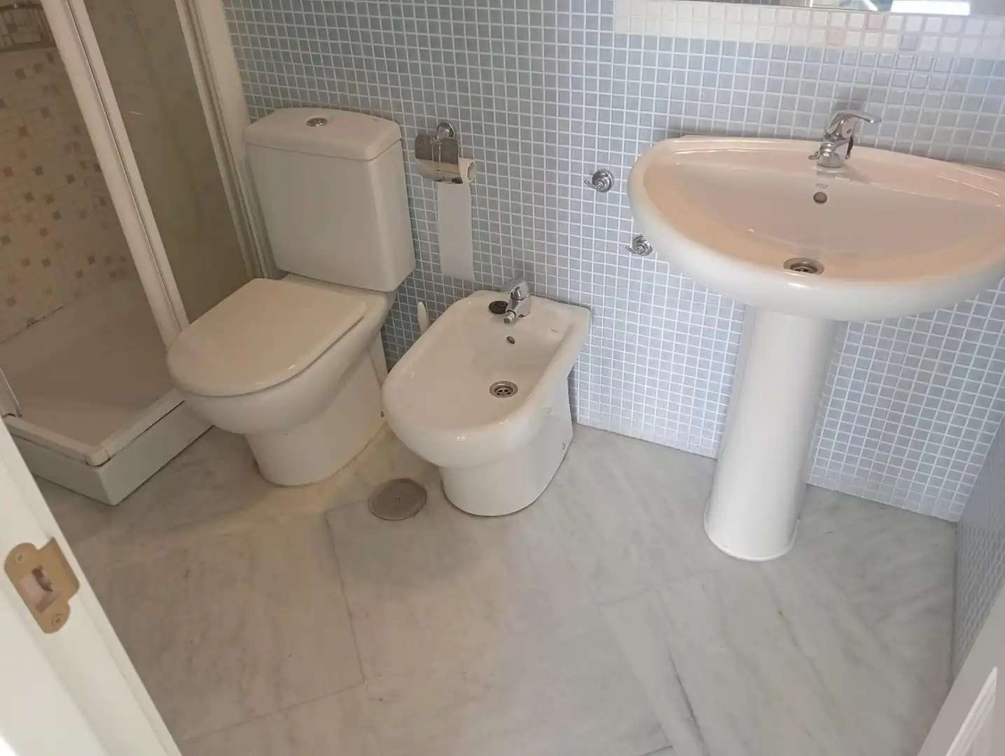 Bathroom of Flat for rent in Sevilla  with Air Conditioner, Storage room and Balcony