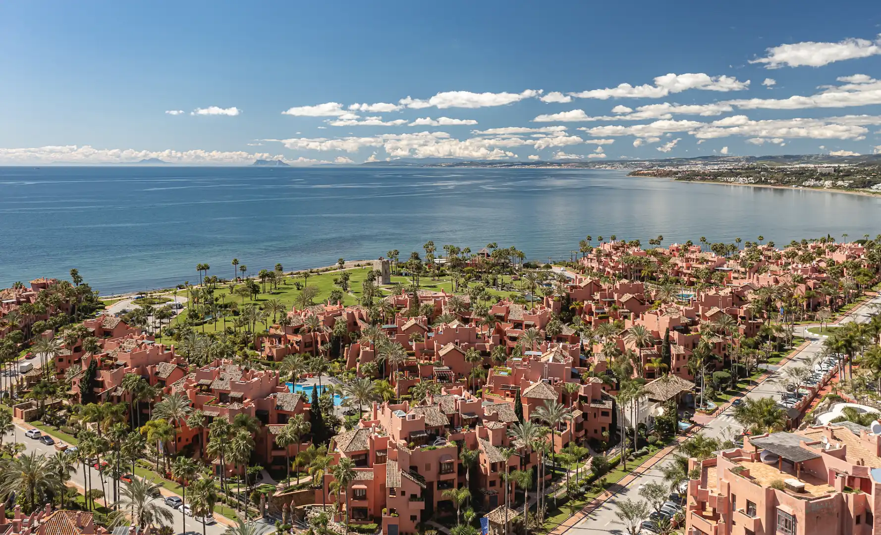 Vista exterior de Àtic en venda en Estepona amb Aire condicionat, Terrassa i Piscina