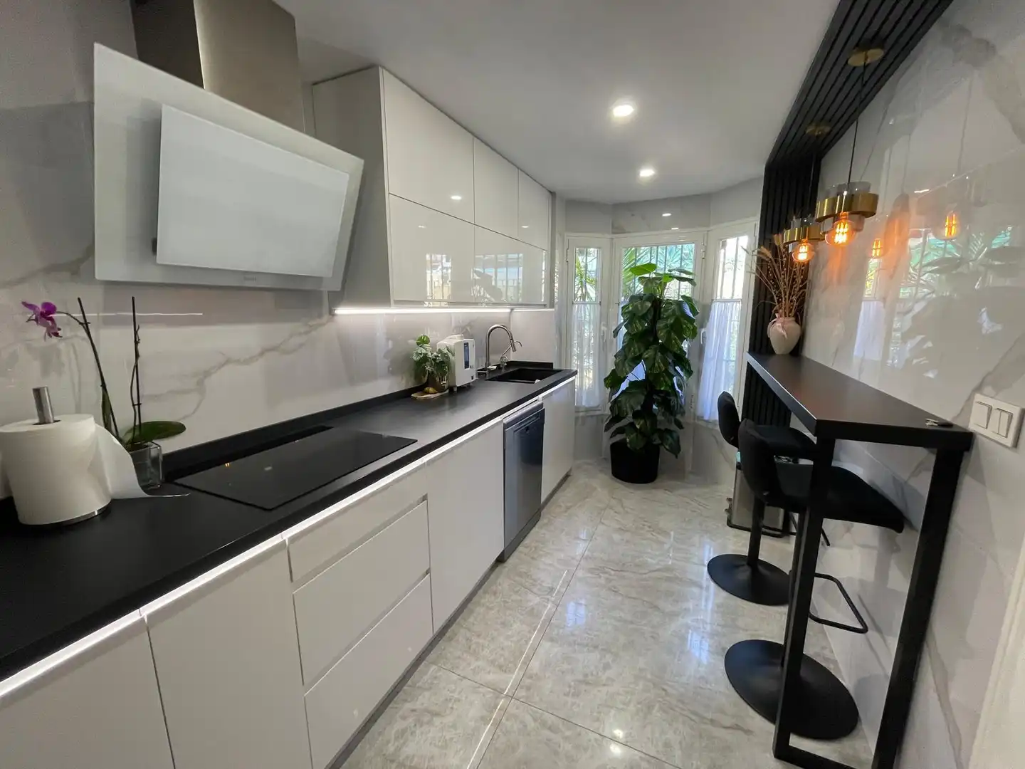 Cuina de Casa adosada en venda en Mijas amb Aire condicionat, Jardí privat i Terrassa
