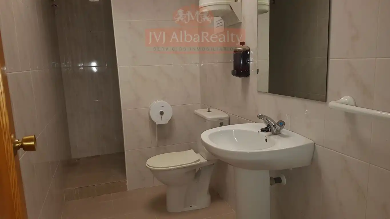 Badezimmer von Büro zur Miete in Albacete mit Klimaanlage und Möbliert