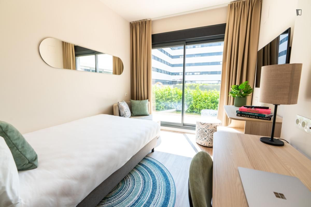 Habitación de Piso de alquiler en  Granada Capital con Piscina y Amueblado