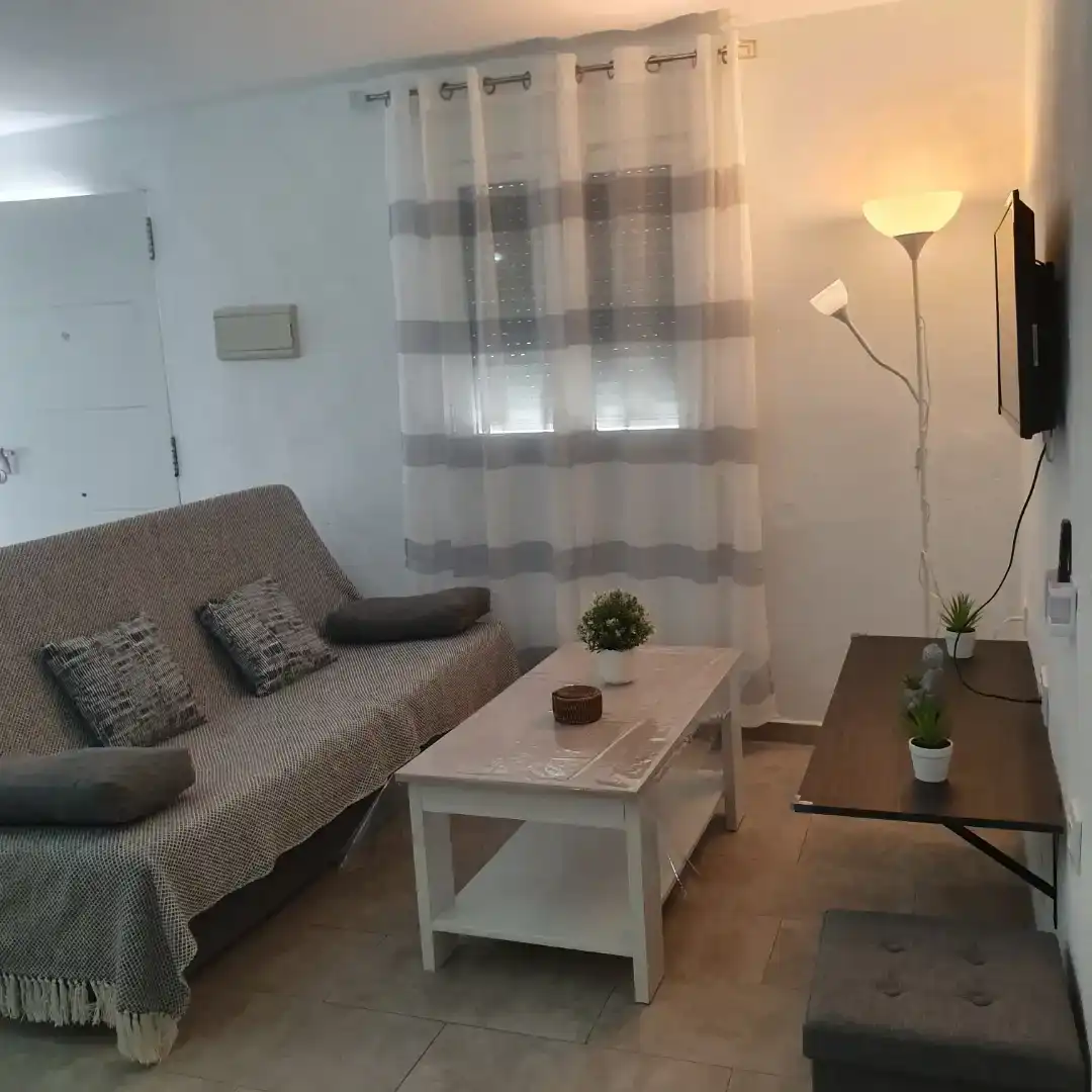 Sala d'estar de Pis de lloguer en Conil de la Frontera amb Aire condicionat, Jardí privat i Piscina