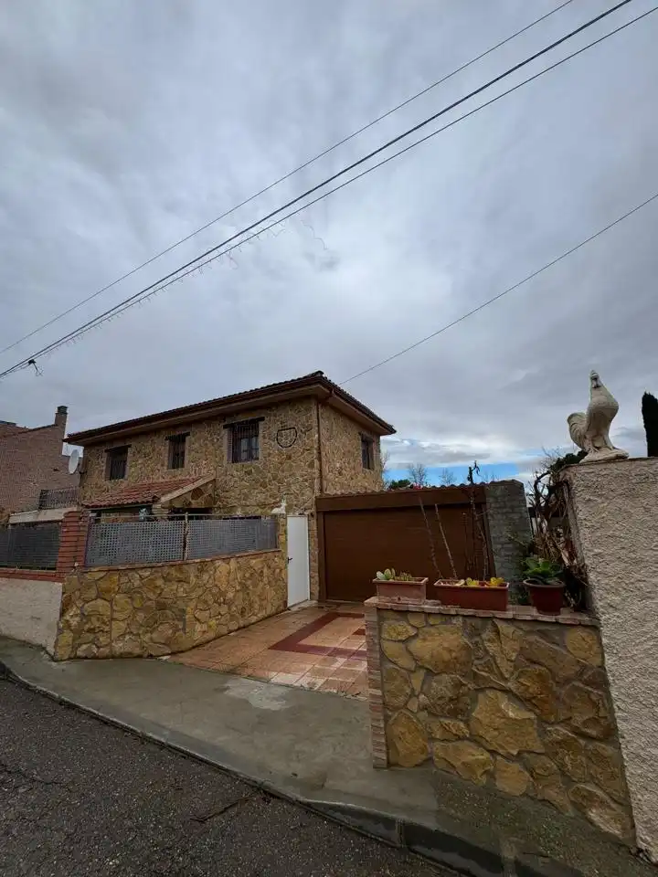 Vista exterior de Casa o xalet en venda en Cadrete amb Aire condicionat, Calefacció i Jardí privat