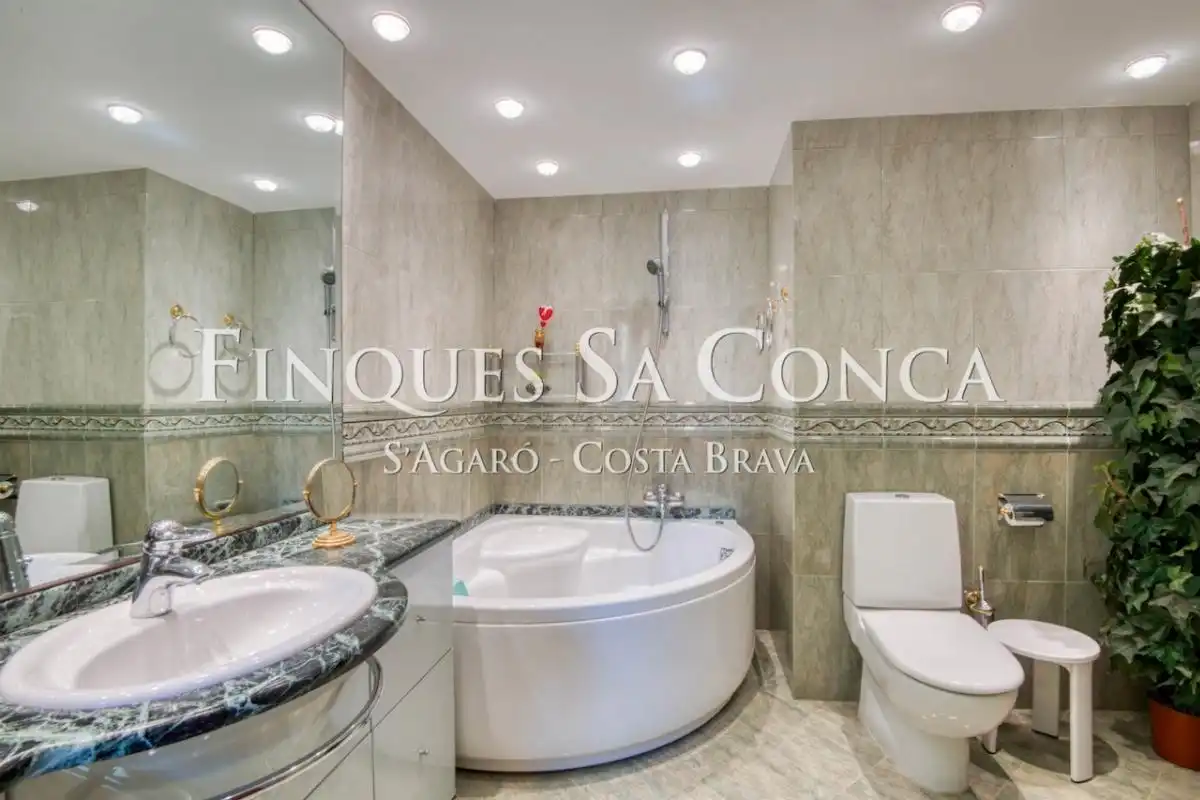 Baño de Casa o chalet en venta en Castell d'Aro, Platja d'Aro i s'Agaró con Aire acondicionado, Calefacción y Piscina