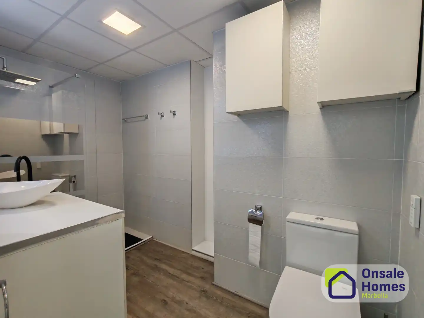 Baño de Piso en venta en Marbella con Aire acondicionado, Terraza y Balcón
