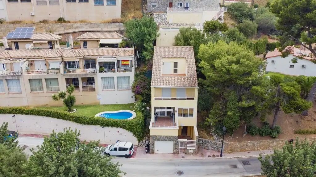 Vista exterior de Casa o xalet en venda en Fuengirola amb Aire condicionat, Jardí privat i Terrassa