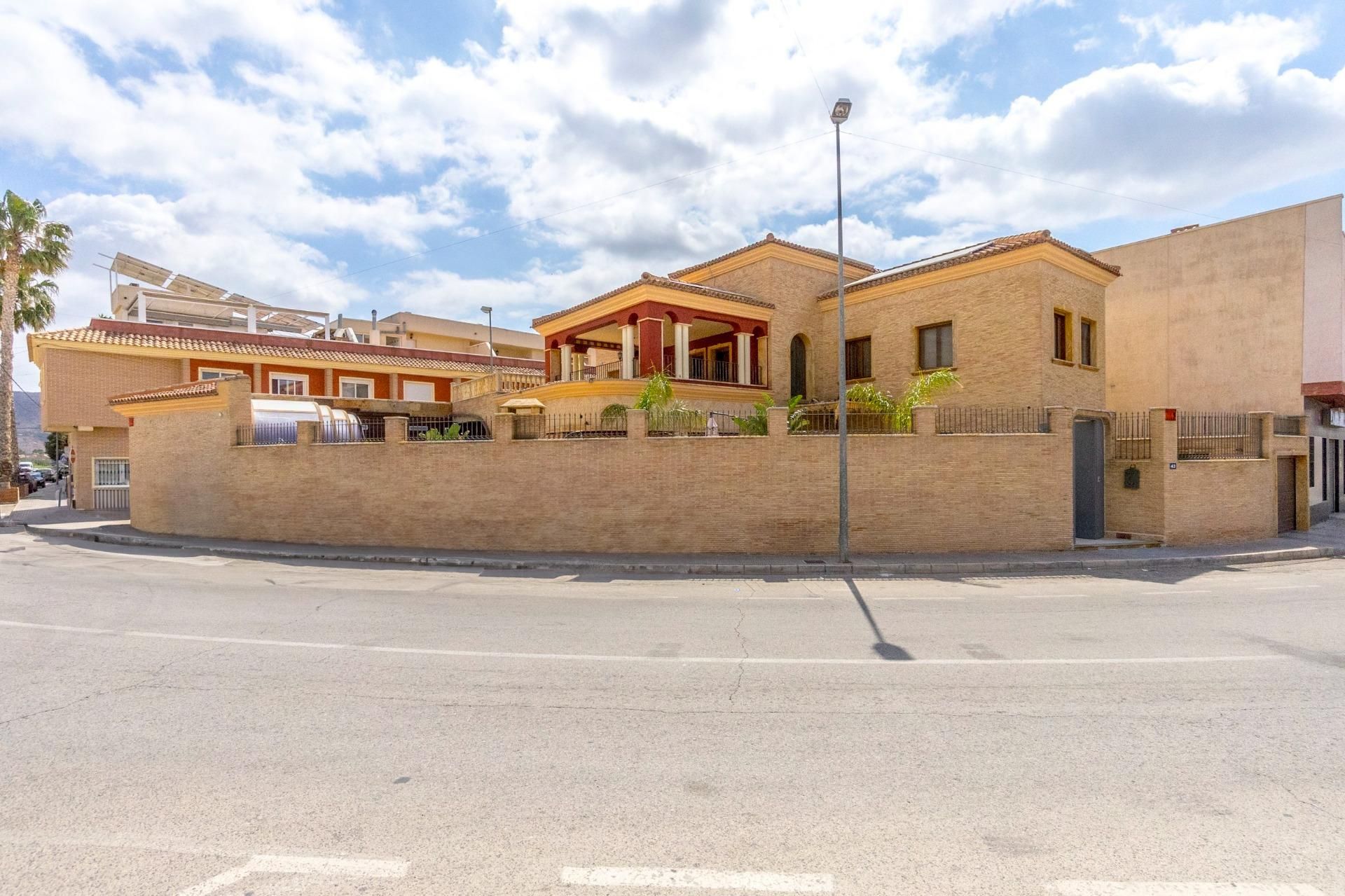 Vista exterior de Casa o xalet en venda en Orihuela amb Aire condicionat, Calefacció i Jardí privat