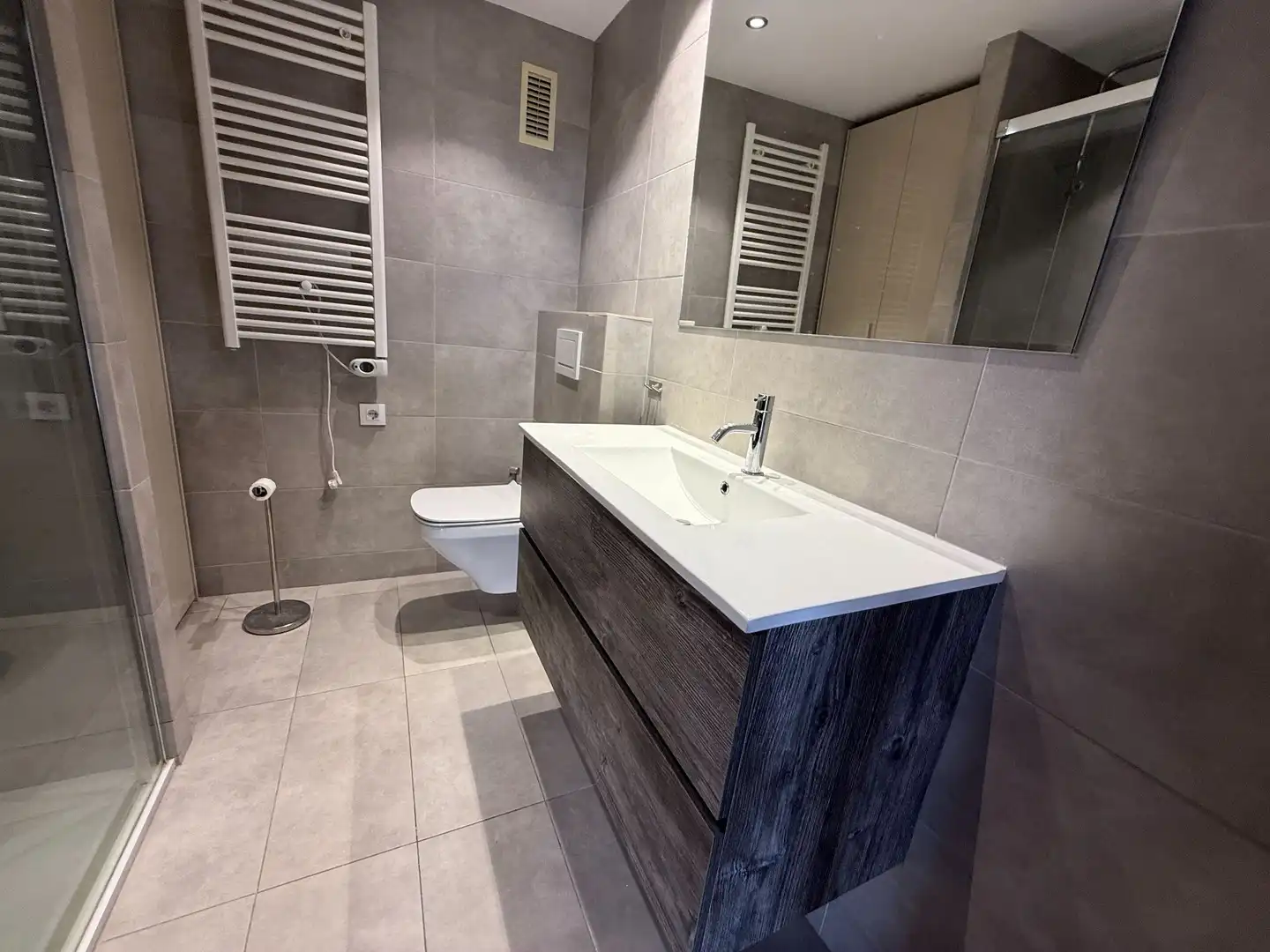 Baño de Piso de alquiler en Barcelona con Aire acondicionado y Calefacción