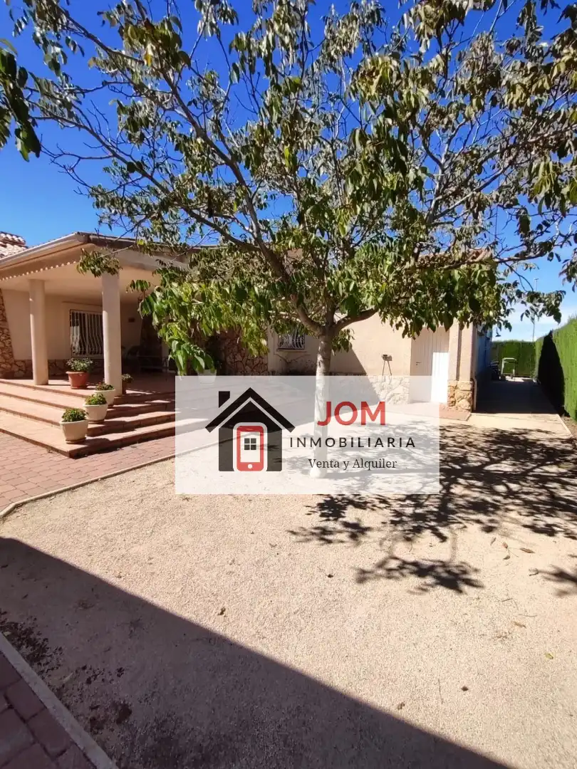 Vista exterior de Casa o xalet en venda en Albacete amb Aire condicionat, Calefacció i Jardí privat