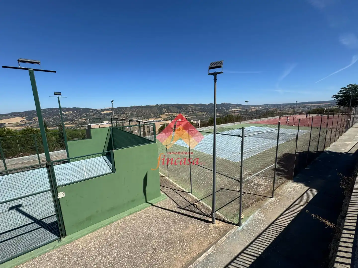 Aparcament de Casa adosada en venda en Ronda amb Calefacció, Terrassa i Alarma