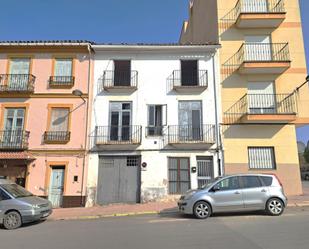 Vista exterior de Casa adosada en venda en Utiel amb Calefacció, Terrassa i Traster