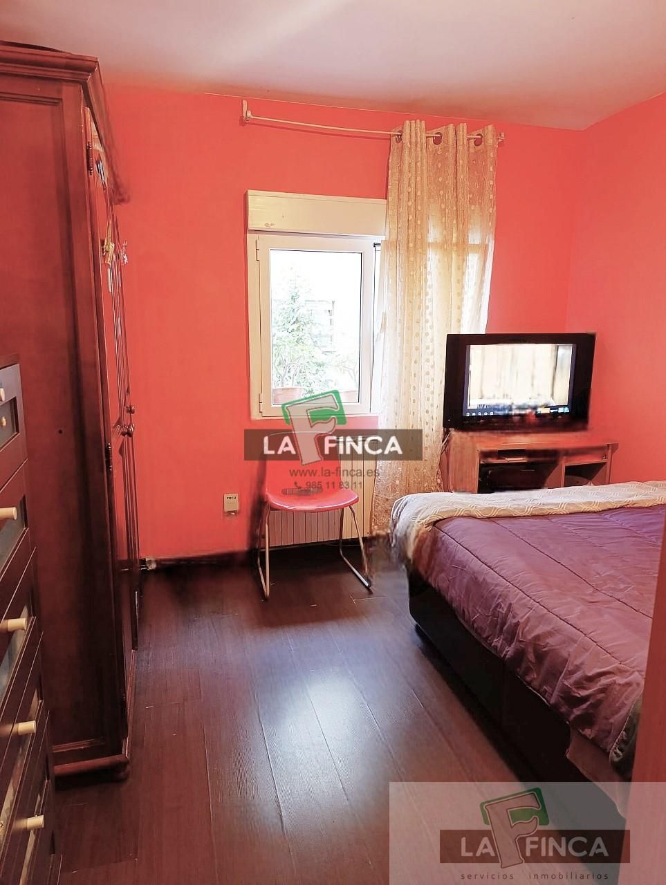 Dormitori de Pis en venda en Oviedo  amb Calefacció