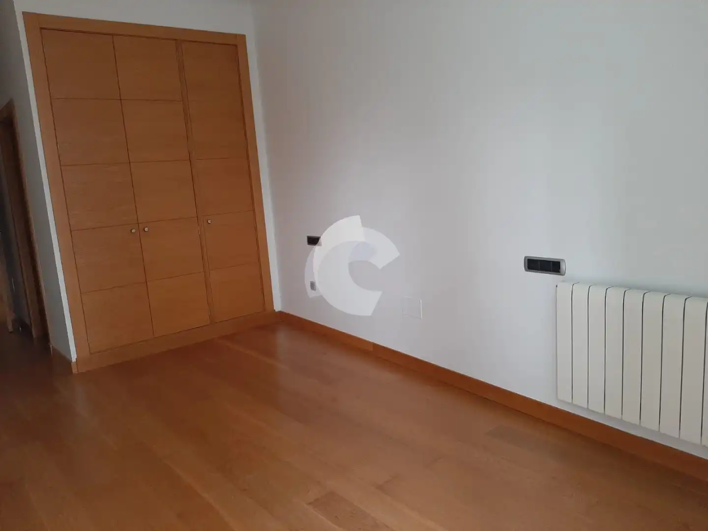 Schlafzimmer von Wohnung zur Miete in Vigo  mit Heizung, Parkett und Abstellraum