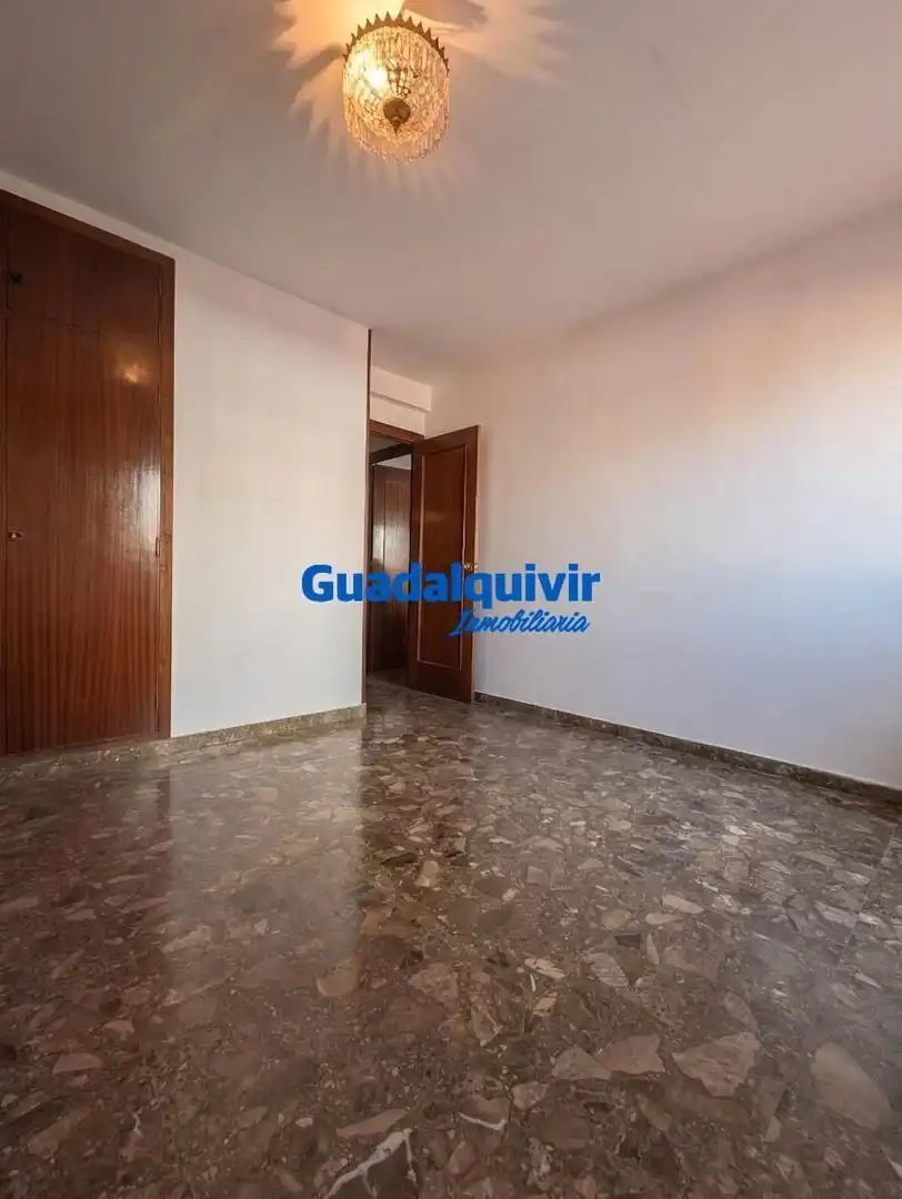 Habitación de Piso en venta en Sevilla con Aire acondicionado, Terraza y Trastero