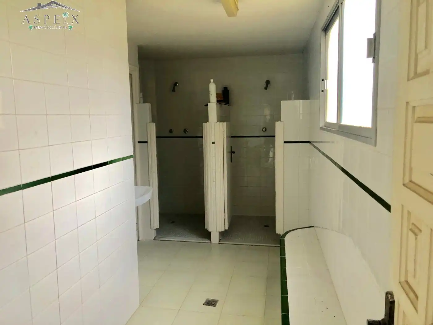 Bany de Casa o xalet en venda en Elche / Elx amb Aire condicionat, Jardí privat i Terrassa