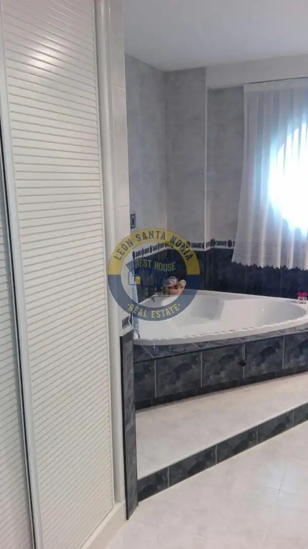 Baño de Casa o chalet en venta en Valdefresno con Calefacción, Jardín privado y Parquet