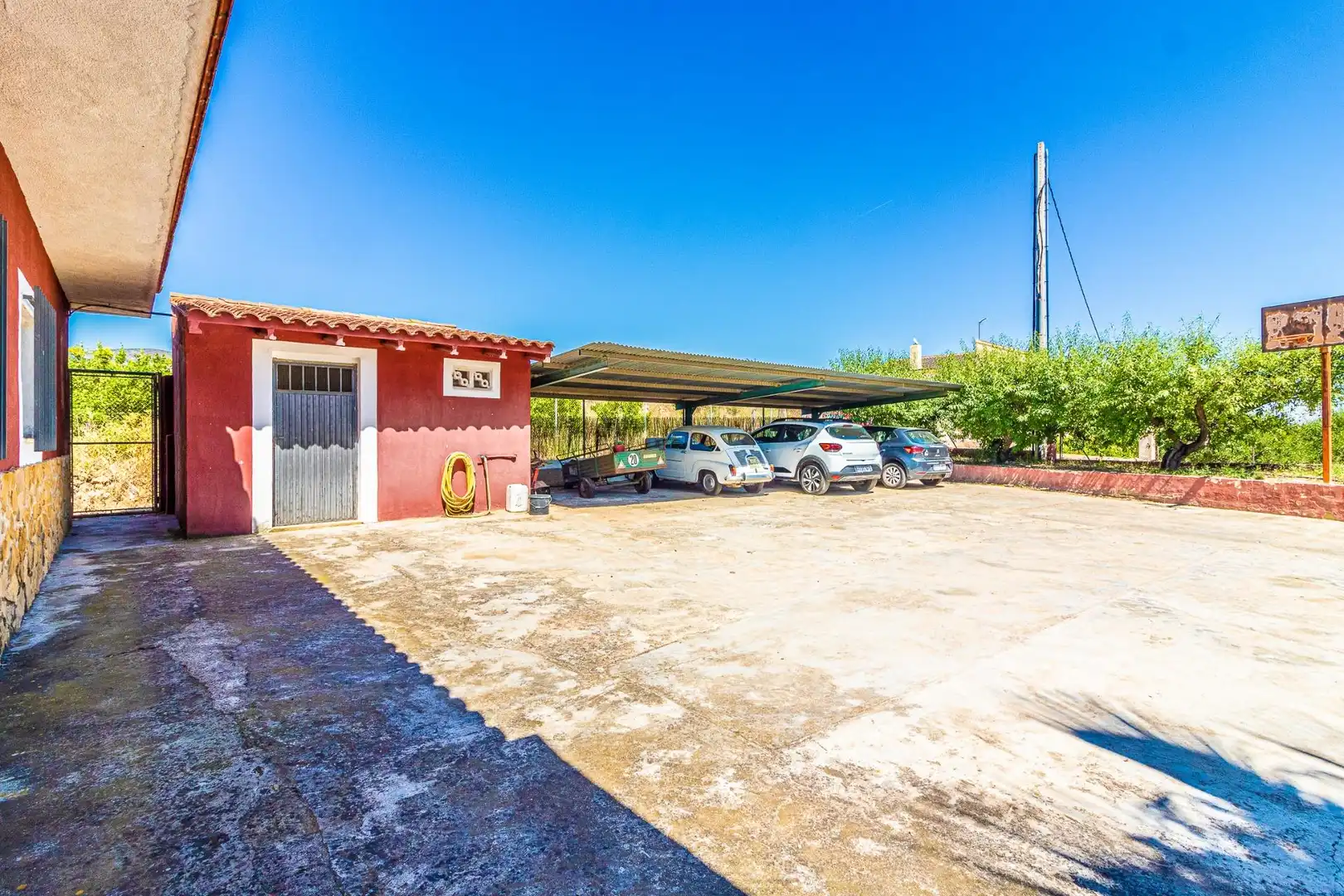 Parkplatz von Haus oder Chalet zum Verkauf in Carlet mit Privatgarten, Terrasse und Schwimmbad
