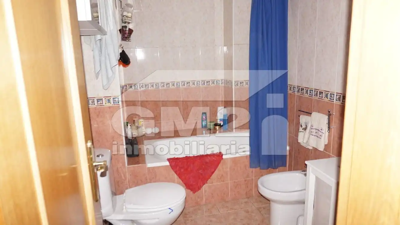Badezimmer von Wohnung zur Miete in Maracena mit Klimaanlage, Heizung und Parkett