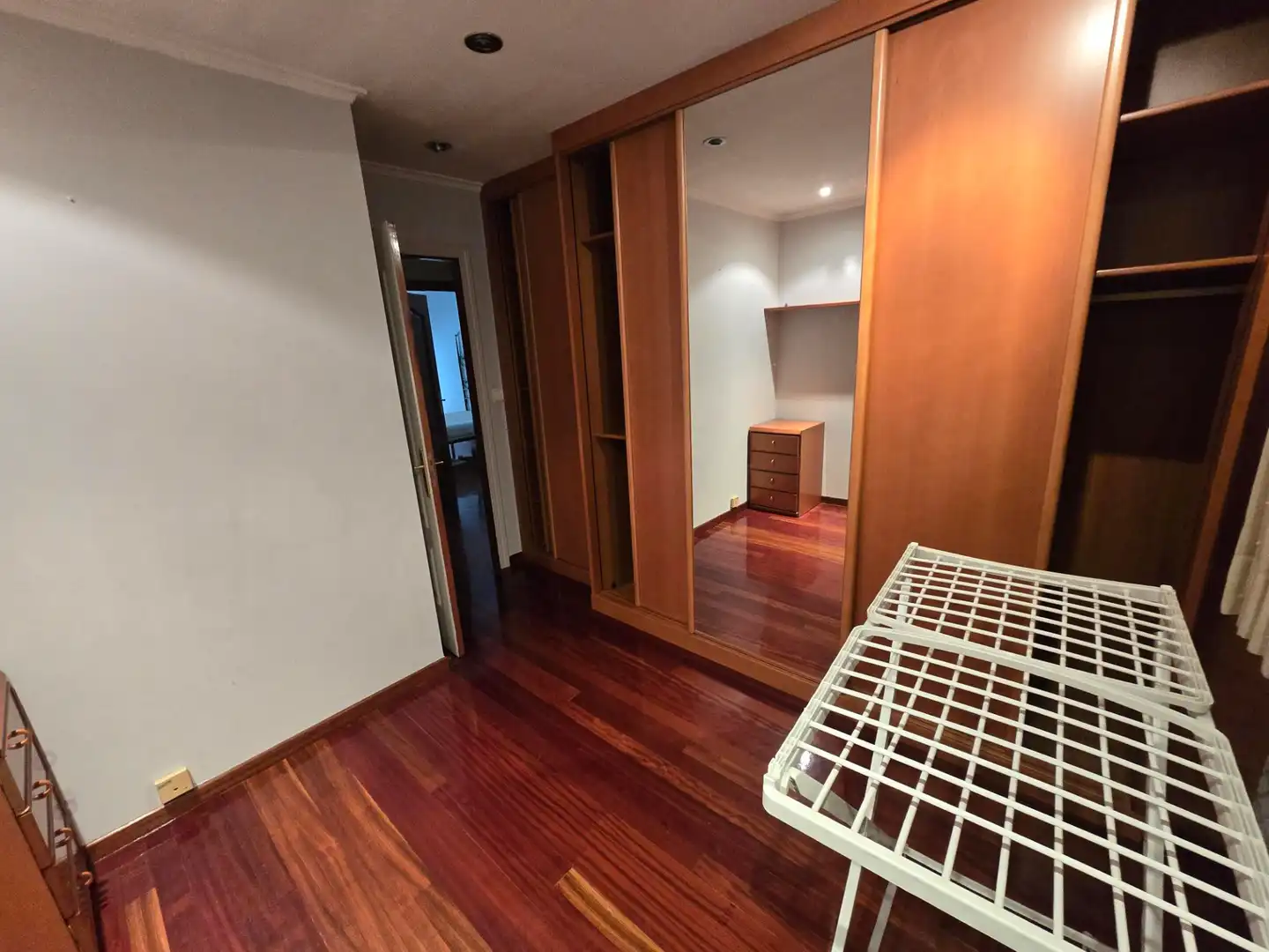 Dormitori de Pis en venda en Ourense Capital  amb Calefacció, Parquet i Moblat