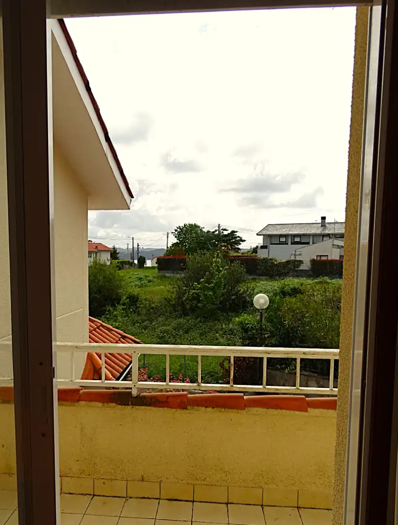 Vista exterior de Casa adosada en venta en Miño con Jardín privado, Parquet y Terraza