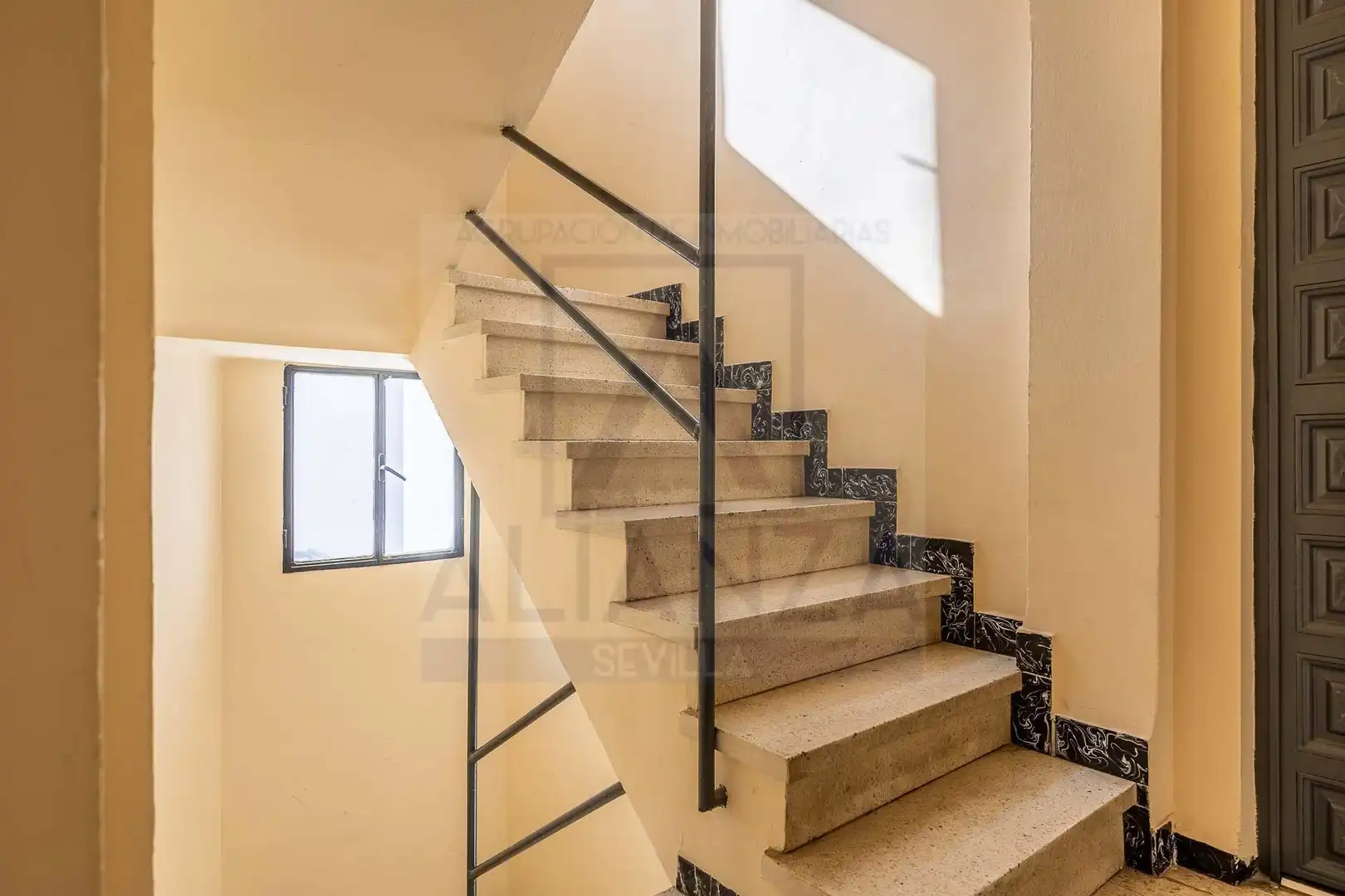 Flat for sale in Camas  with Air Conditioner