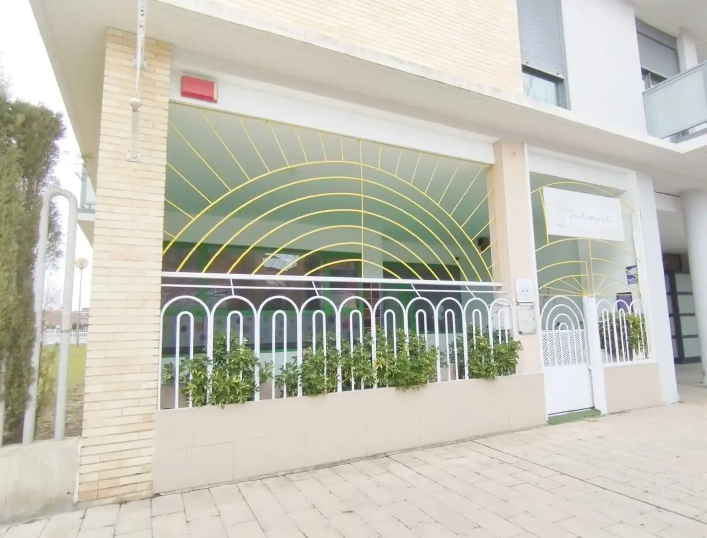 Vista exterior de Local en venda en Zaragoza amb Aire condicionat