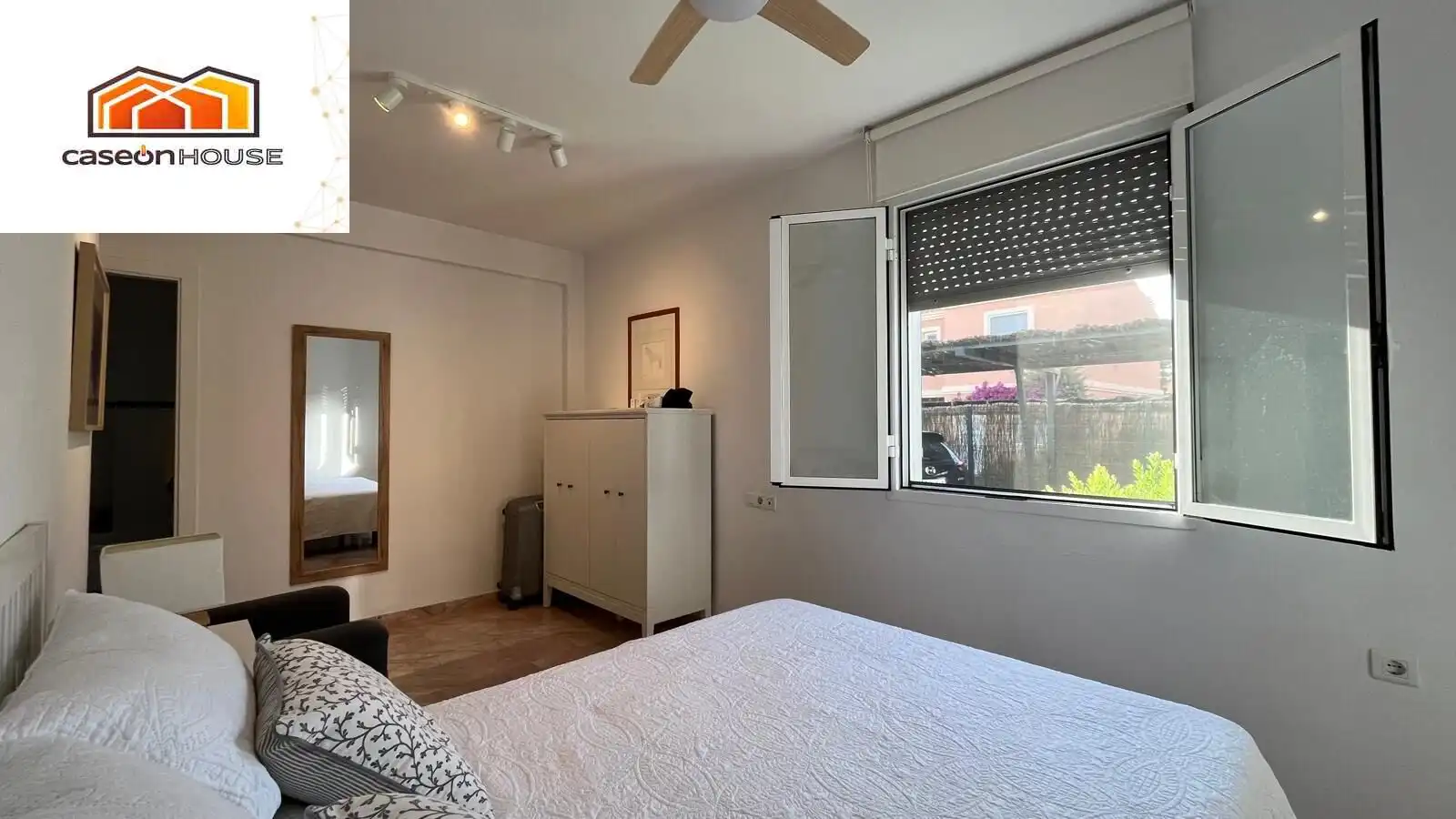 Dormitori de Apartament en venda en Chiclana de la Frontera amb Piscina comunitària