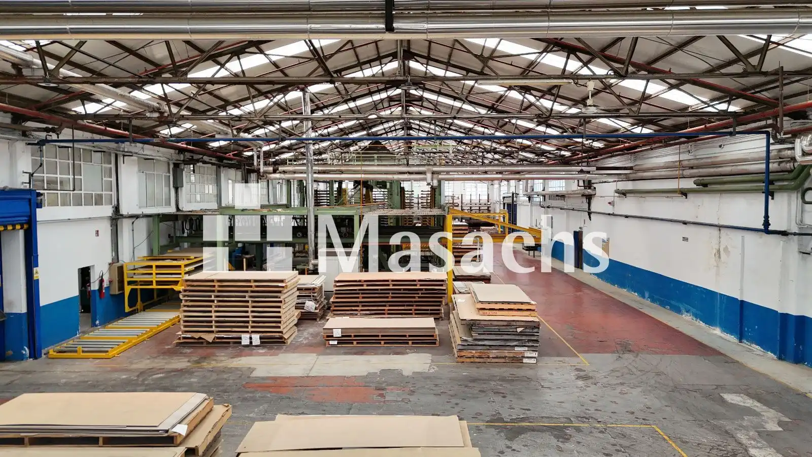 Außenansicht von Fabrikhallen zur Miete in Martorelles
