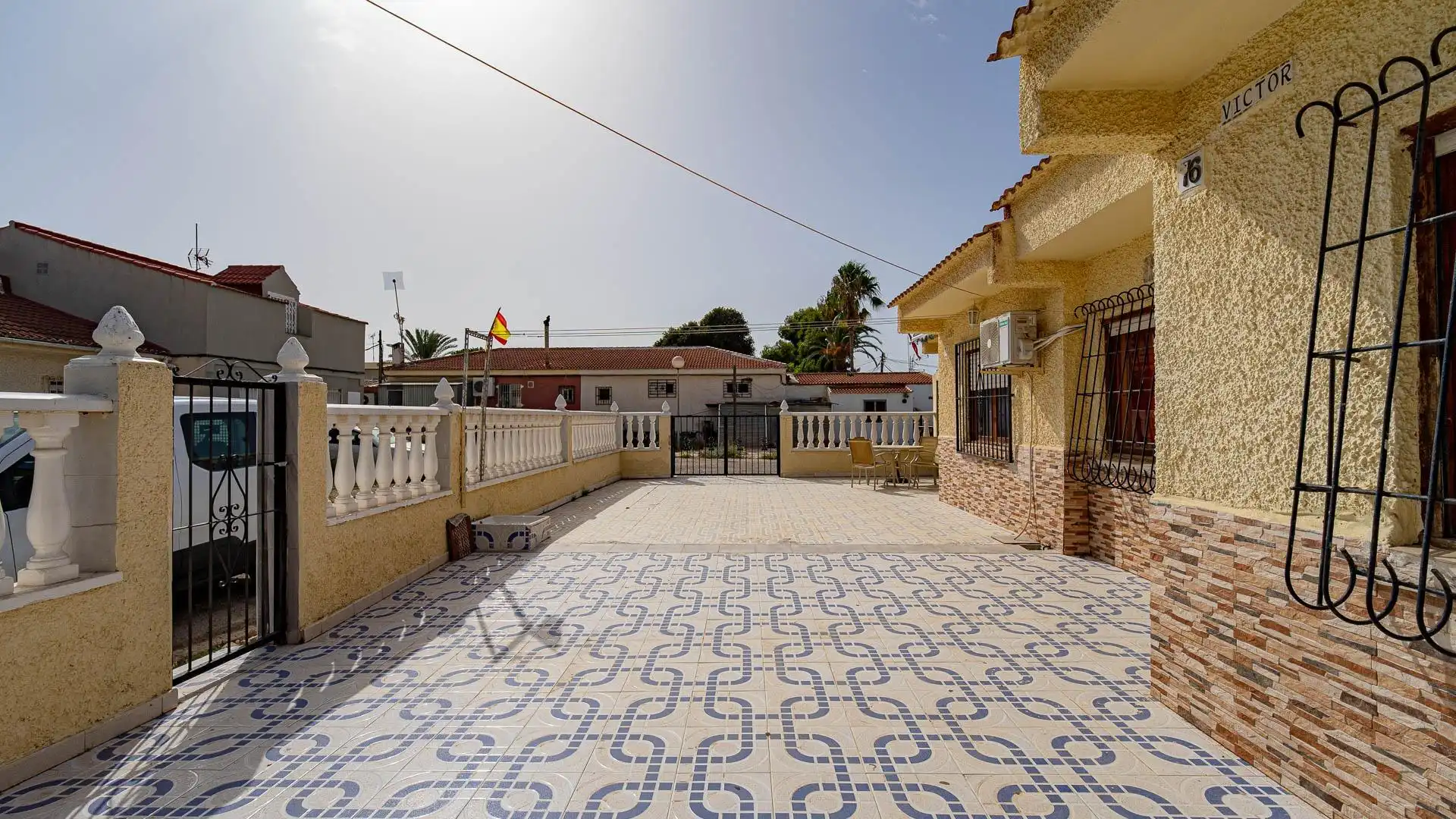 Vista exterior de Casa o xalet en venda en Torrevieja amb Jardí privat