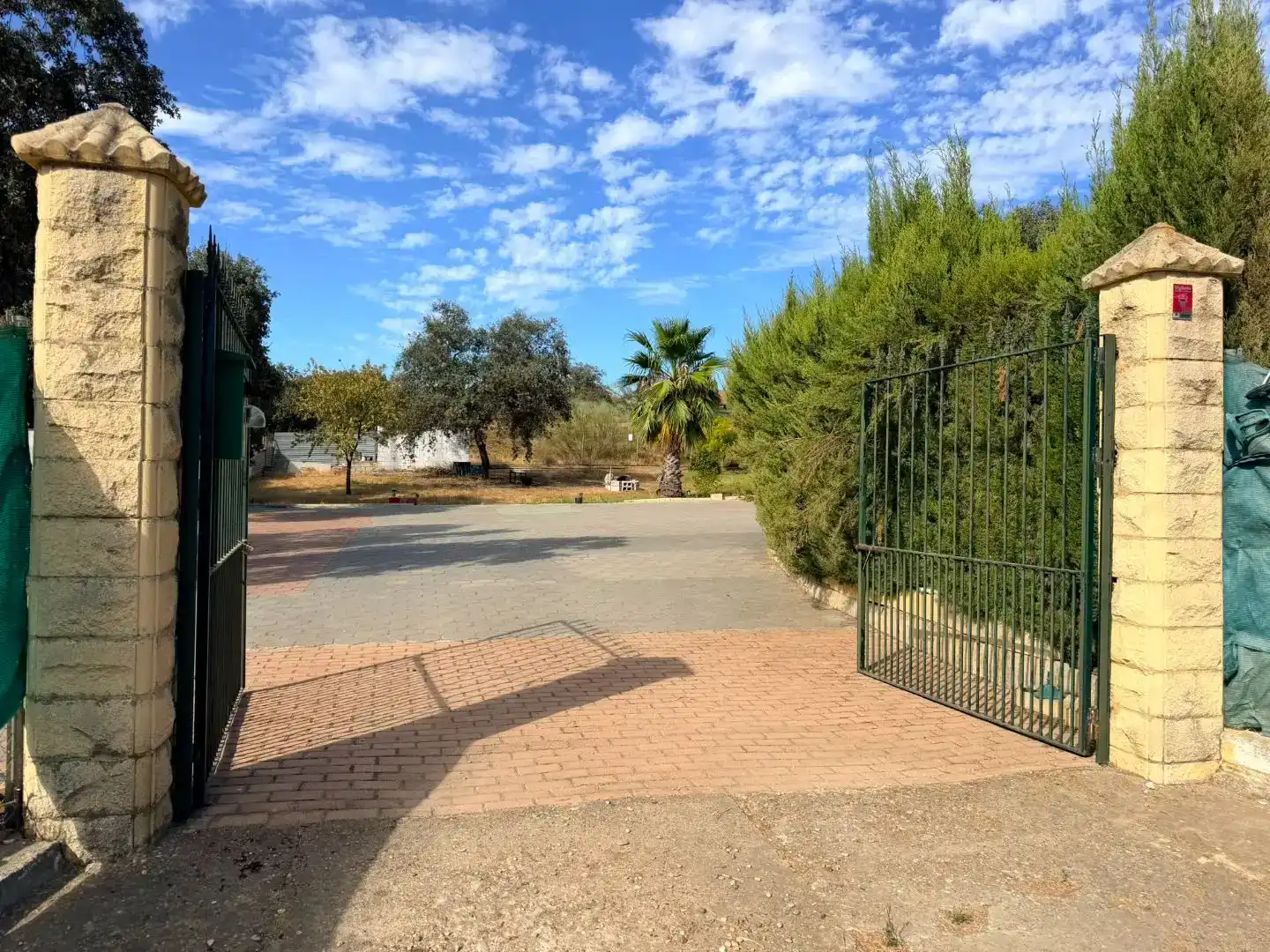 Vista exterior de Casa o xalet en venda en Castilblanco de los Arroyos amb Aire condicionat i Piscina