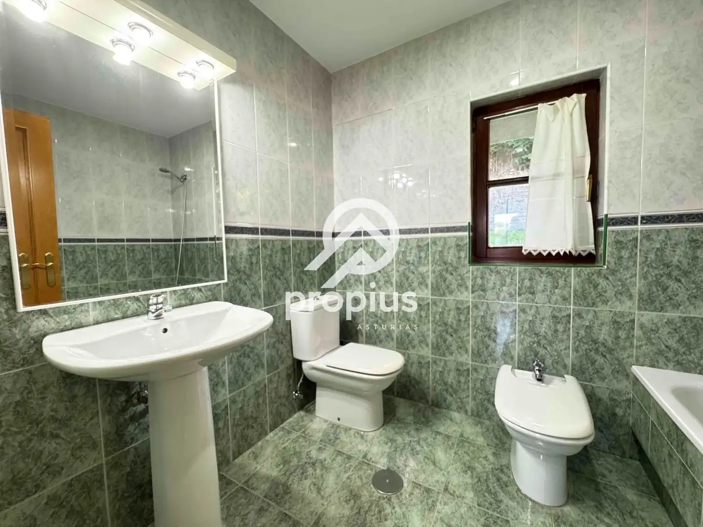 Baño de Casa adosada en venta en Piloña con Calefacción, Jardín privado y Parquet