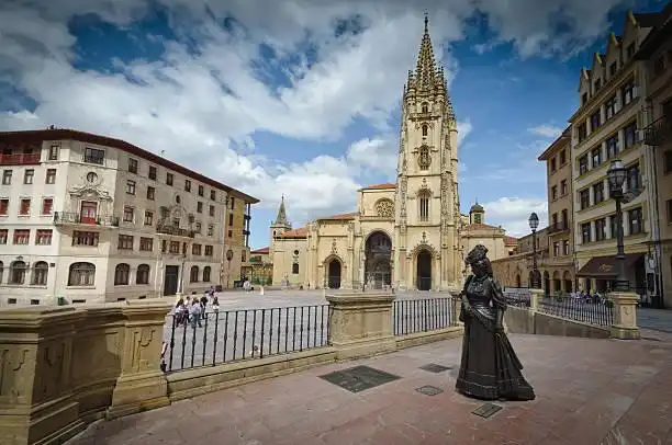 Vista exterior de Àtic de lloguer en Oviedo  amb Terrassa, Traster i Moblat