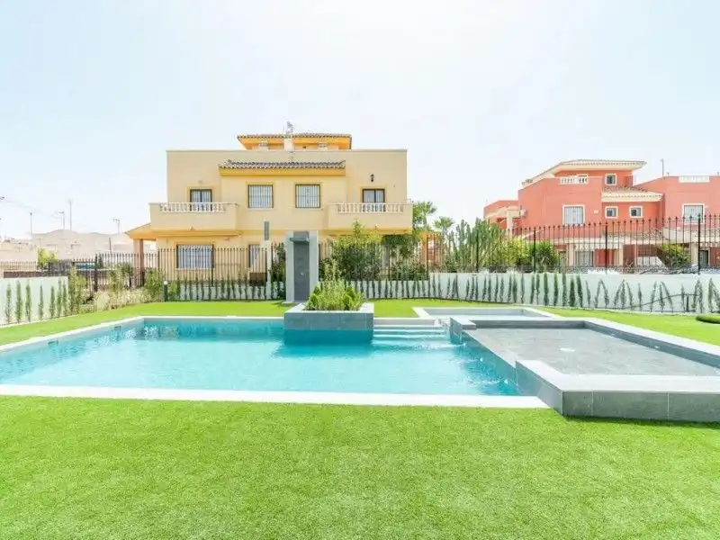 Piscina de Casa o chalet en venta en Torrevieja con Jardín privado, Terraza y Balcón