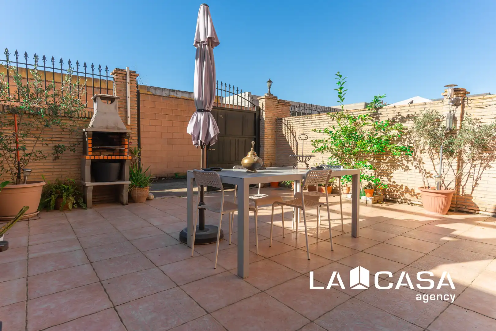 Jardí de Casa adosada en venda en Dos Hermanas amb Aire condicionat i Terrassa
