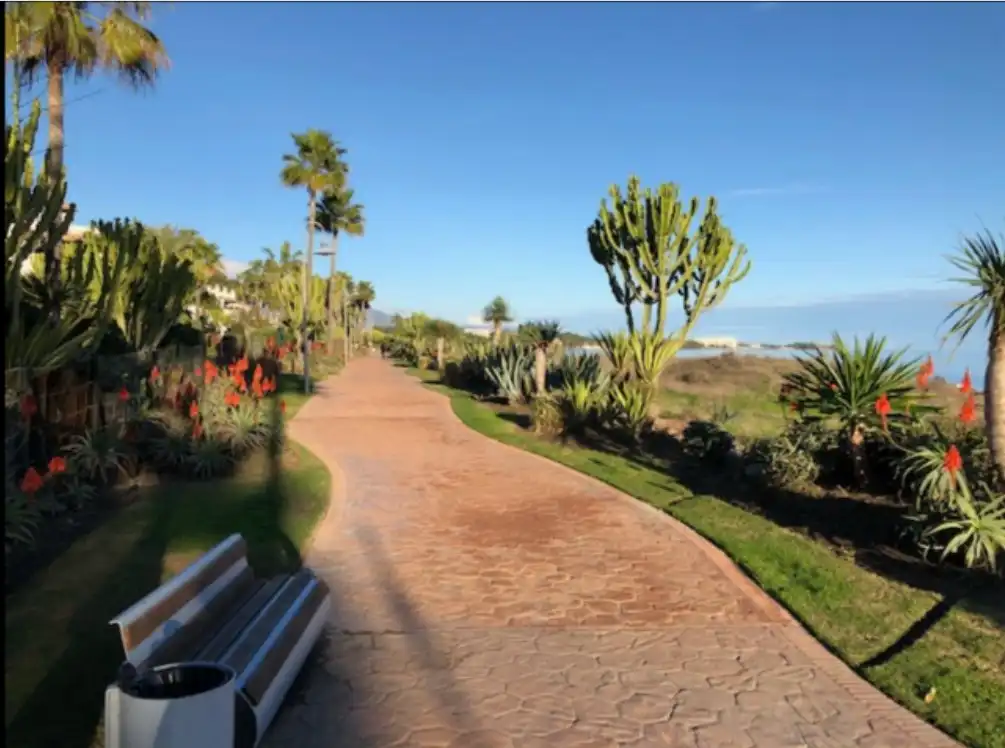 Außenansicht von Erdgeschoss zum Verkauf in Estepona mit Klimaanlage, Heizung und Parkett