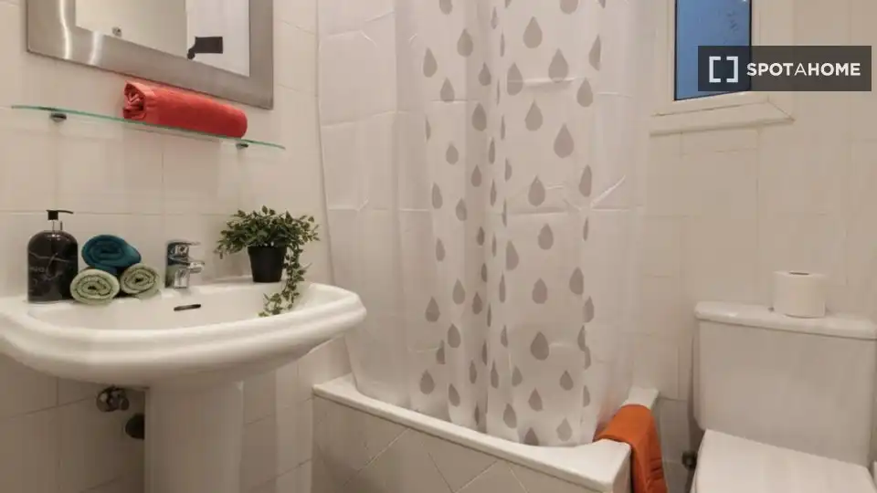 Bathroom of Flat for rent in Barcelona  with Air Conditioner, Heating and Furnished