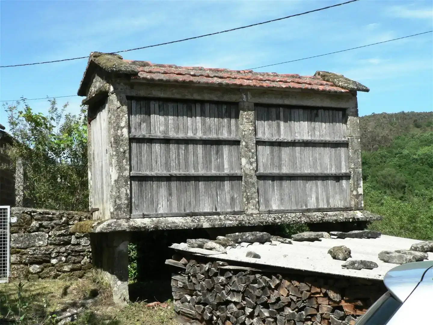 Vista exterior de Casa adosada en venda en Cerdedo amb Balcó