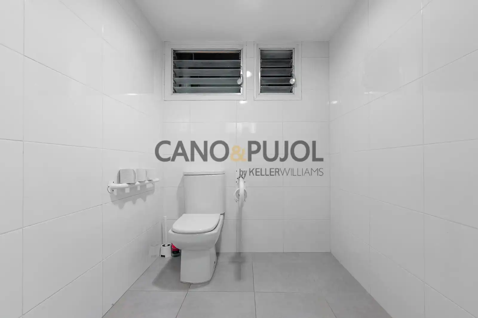 Badezimmer von Büro zum Verkauf in Barcelona mit Klimaanlage, Heizung und Abstellraum