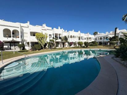 Vista exterior de Casa adosada en venda en Estepona amb Jardí privat, Terrassa i Piscina