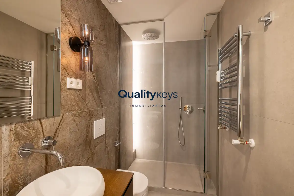 Bathroom of Flat for sale in Madrid  with Air Conditioner, Heating and Storage room