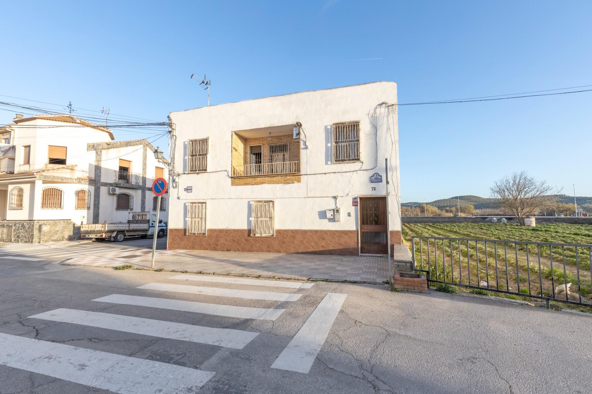 Vista exterior de Casa o xalet en venda en Huétor Tájar amb Aire condicionat, Jardí privat i Terrassa
