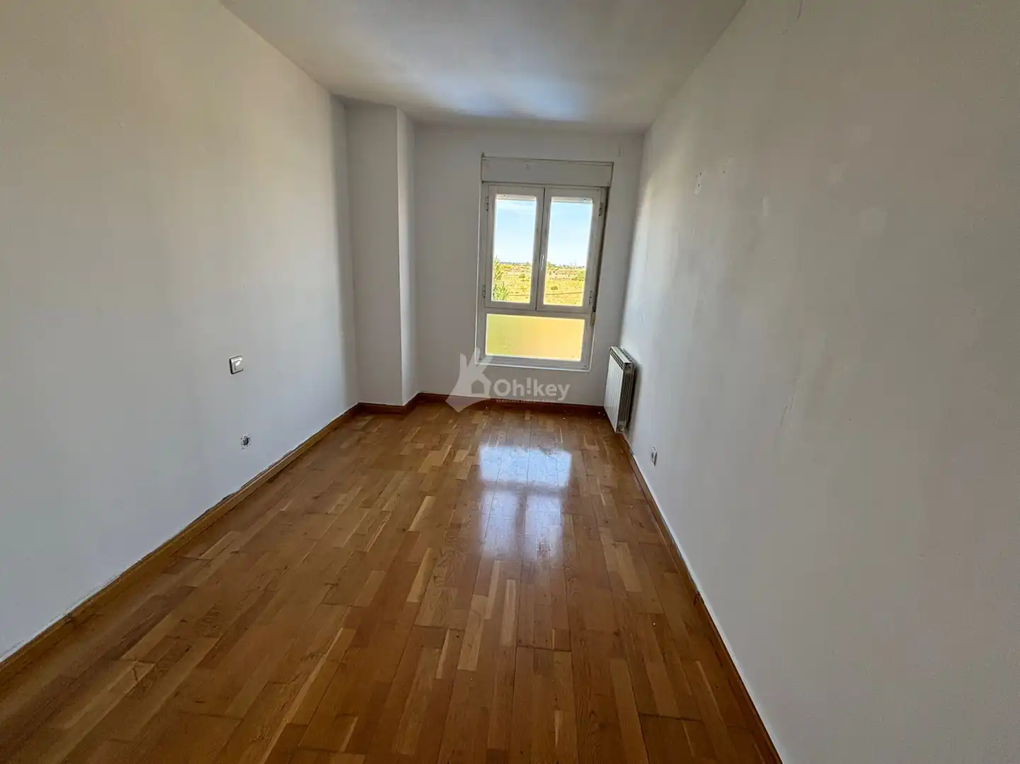 Bedroom of Houses for sale in Onzonilla  with Heating, Parquet flooring and Swimming Pool