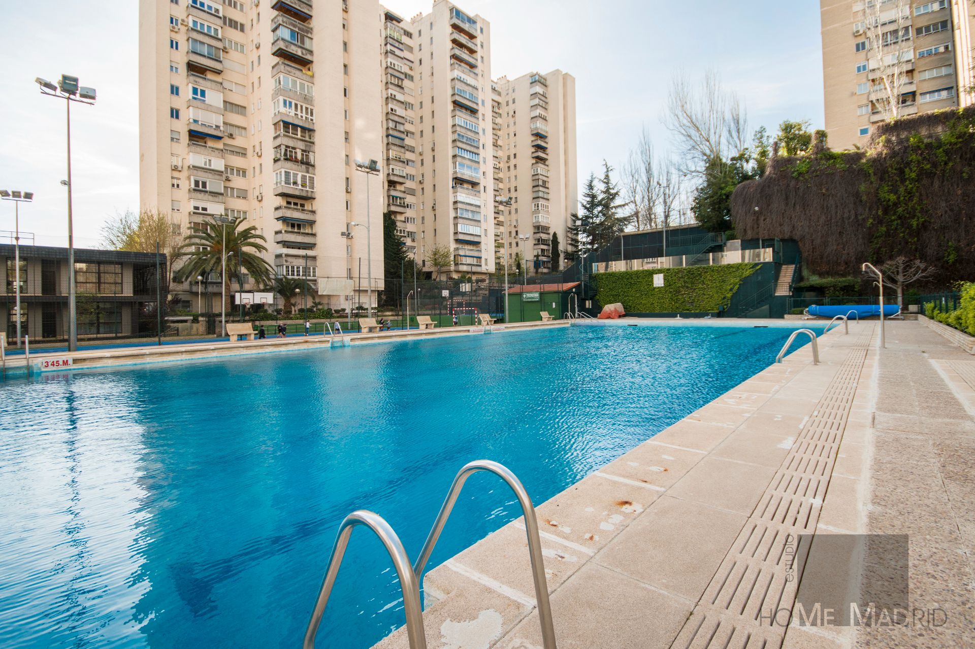 Piscina de Piso en venta en  Madrid Capital con Calefacción, Parquet y Terraza
