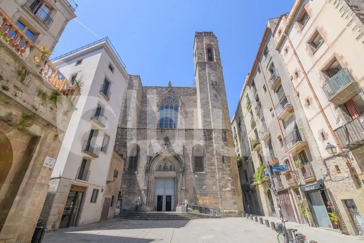 Vista exterior de Edifici en venda en Barcelona