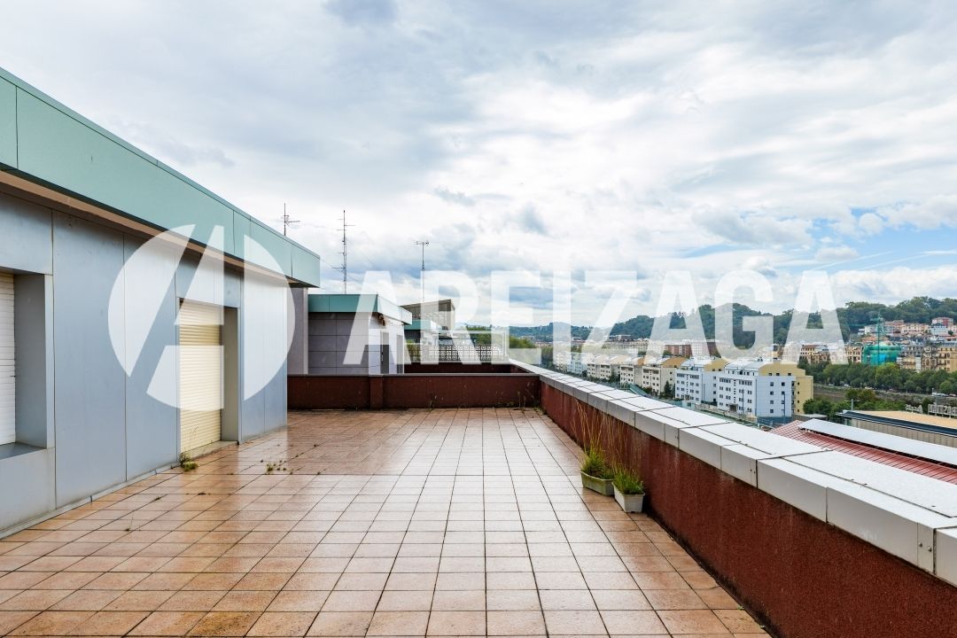Terrassa de Pis en venda en Donostia - San Sebastián  amb Calefacció, Terrassa i Balcó